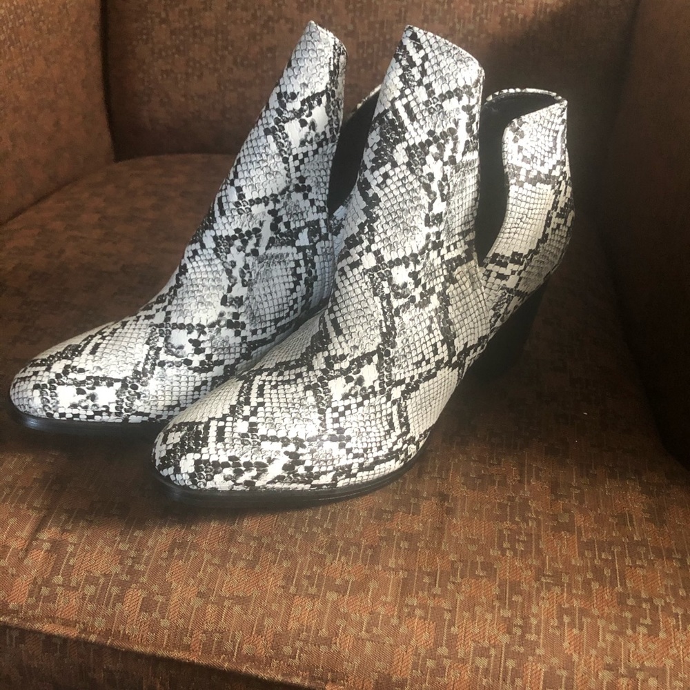 Faux leather snake print booties White/black